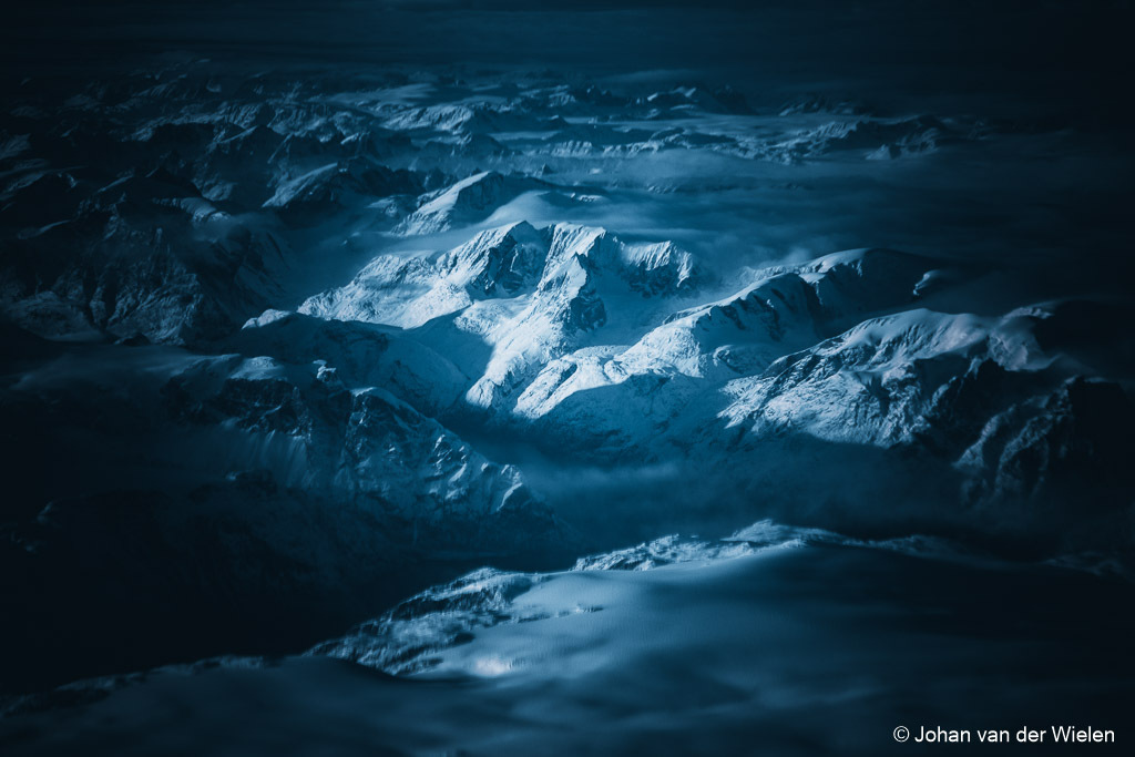 De bevroren bergen van Groenland