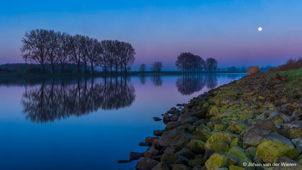 Rivier in de vroege ochtend