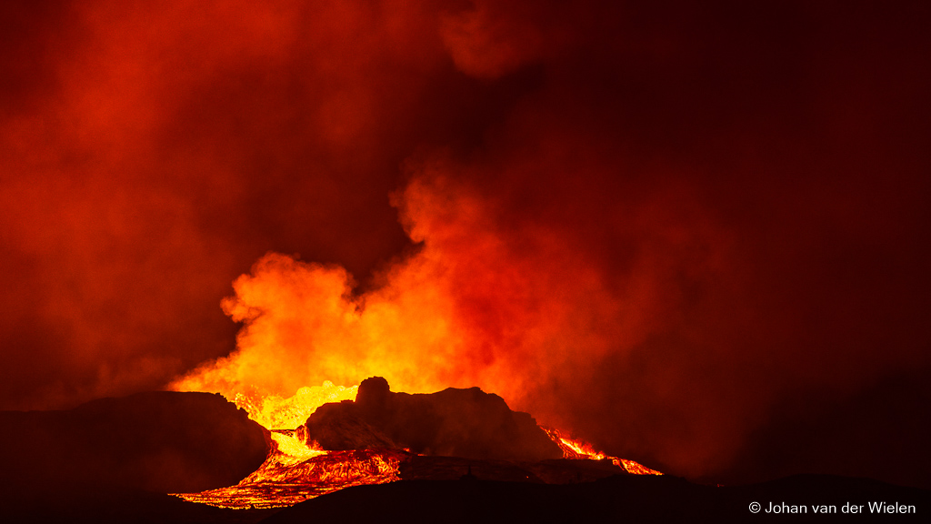Fagradalsfjall - lava stroomt uit de krater