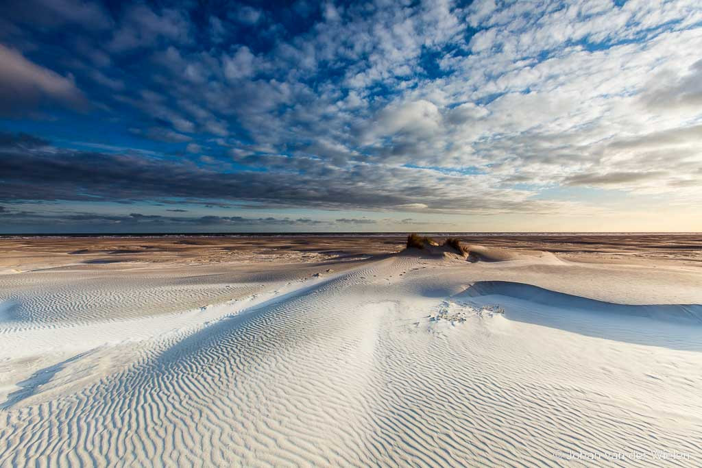 zonsopkomst op het strand van Schiermonnikoog; sunrise on the beach of Schiermonnikoog