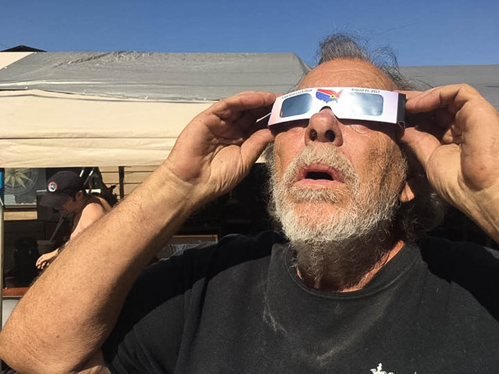 Watching_the_Solar_Eclypse_in_New_Orleans_-_August_21_2017-NFexport