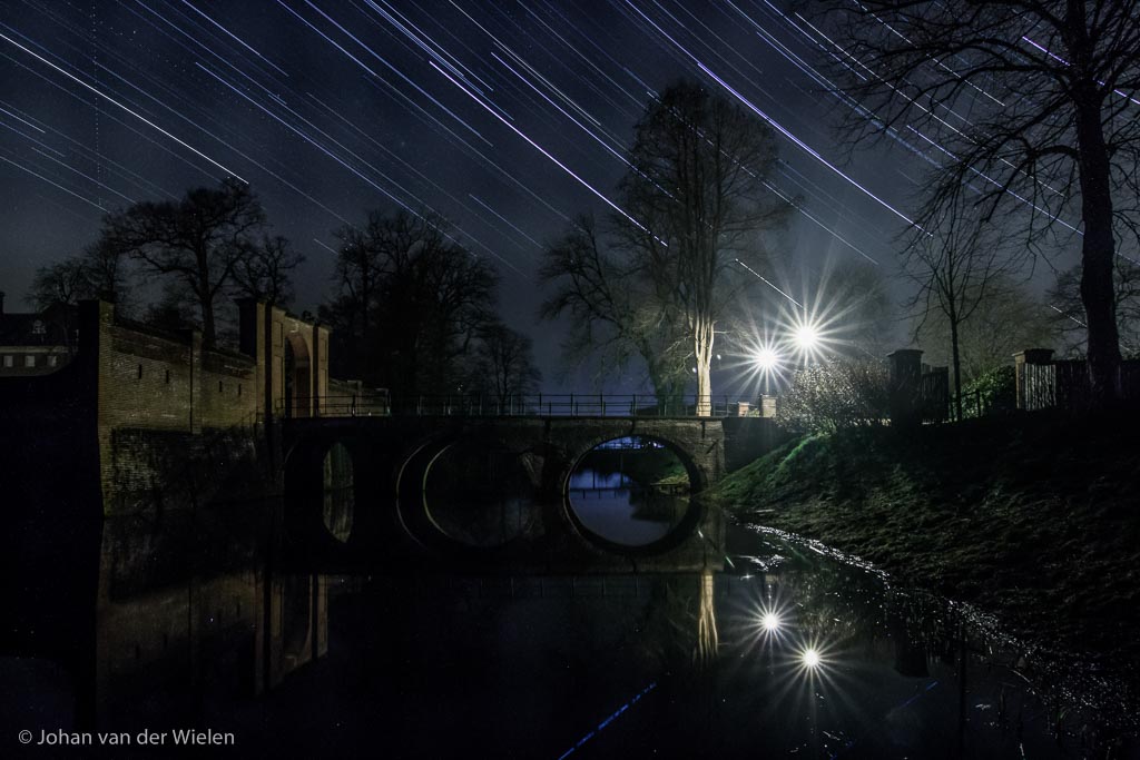 Ook op niet-natuurlijk plekken voegen sterrensporen iets magisch toe aan je nachtbeeld, hier kasteel Amerongen
