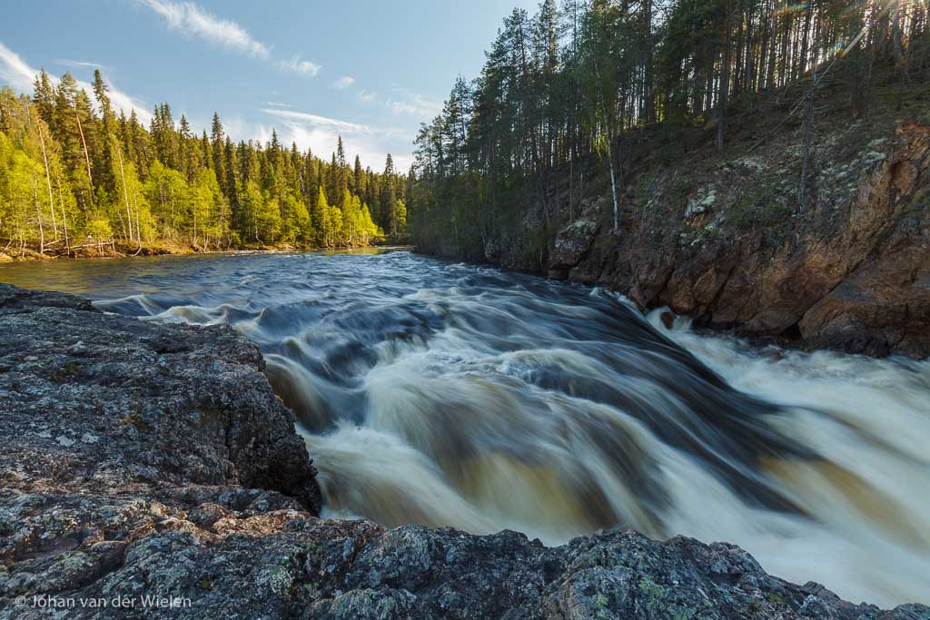 Vanaf statief met lange sluitertijd. Warm licht in de achtergrond, melkachtig water. En toch… was ik nog niet tevreden. Het bleef wat standaard… de waterval met lange sluitertijd. Zo vaak al gedaan. Is er niet meer mogelijk?