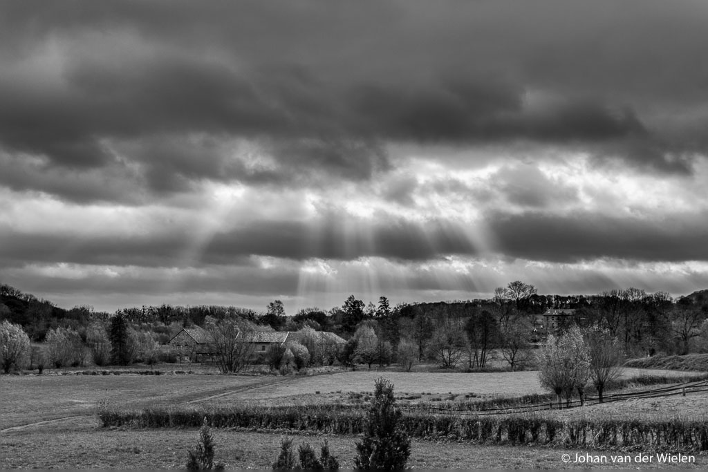 Foto zondagmorgen 10:30, de zon piept even door de dikke wolken. Ik zit duidelijk nog niet lekker in mijn vel, zelfs na exposure blending en z/w omzetting vind ik het nog steeds een mager resultaat.