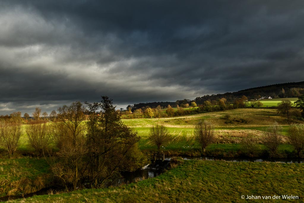 harde foto, de zon komt even van achter en beschijnt een deel van het landschap, donkere wolken pakken samen. Zo voel ik mij nu ook. Zondagmorgen 11:09