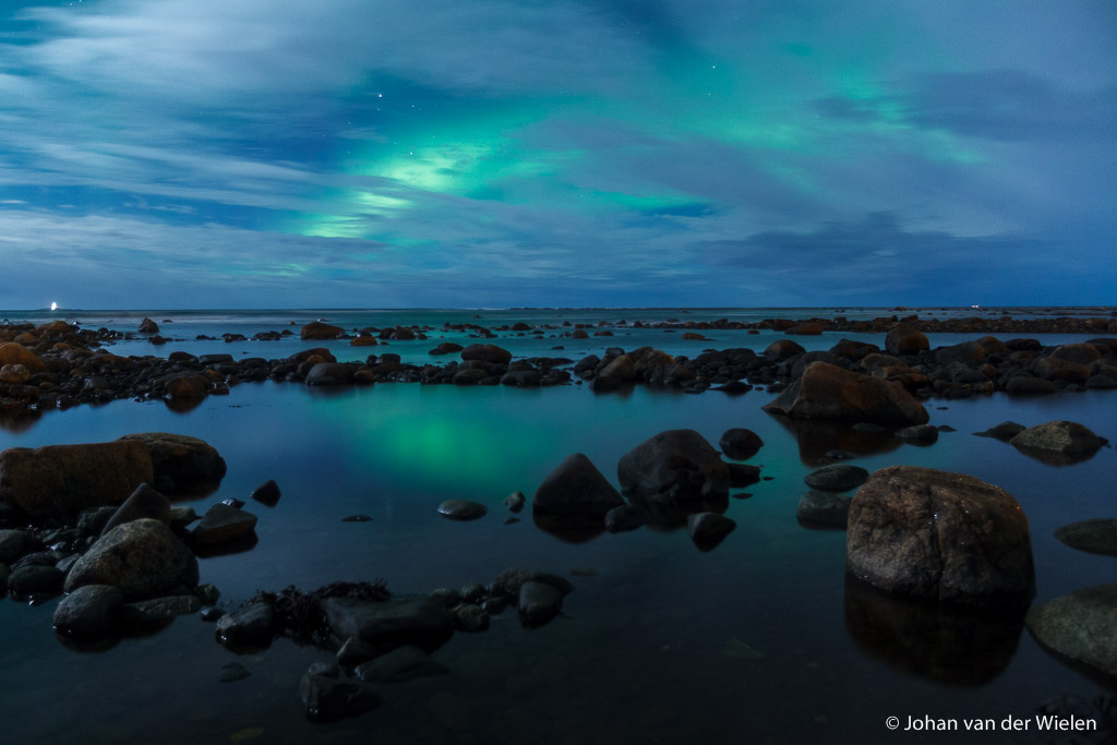 Noorderlicht boven verstilde oceaan, Vesterålen Noorwegen - de werkelijkheid? Stormachtige wind met chillfactor -20, 5 minuten na deze foto valt door omstandigheden mijn statief met resultaat groothoeklens total loss. Dit was de laatste foto ermee gemaakt...