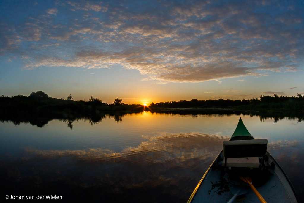 Terwijl vrouw en kind nog slapen in de tent trek ik er in mijn eentje op uit om de zonsopkomst op te zoeken in het verstilde gebied.