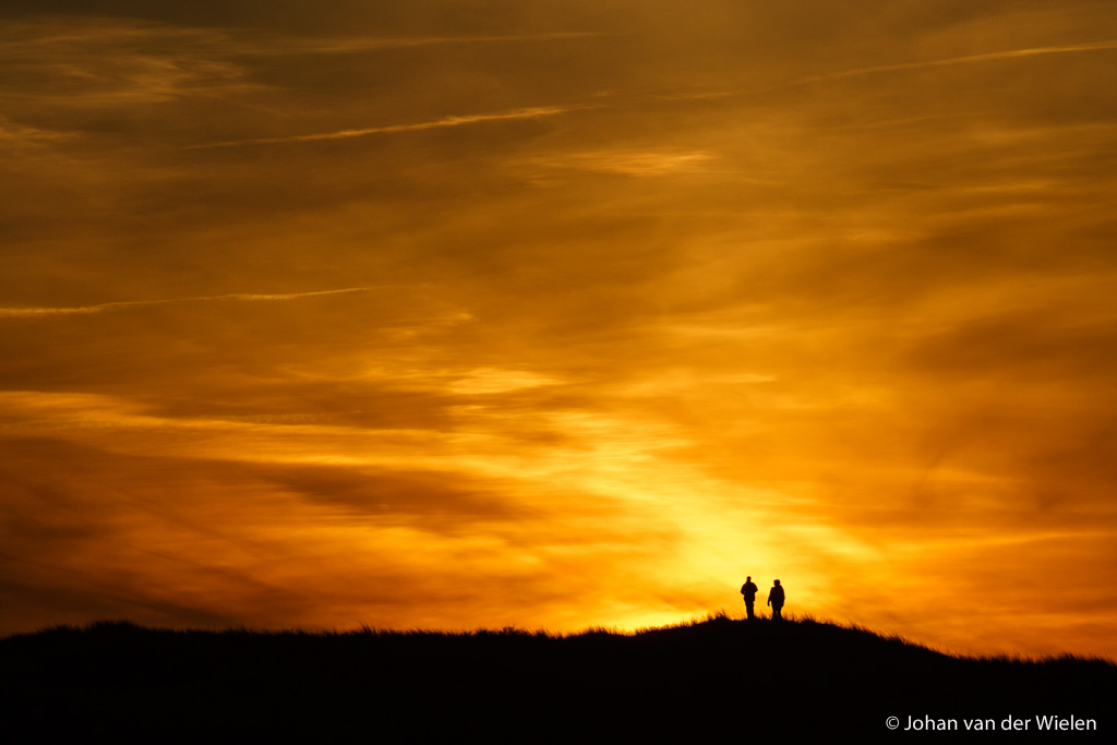 22 mrt 2006, kleur van de zonsondergang met - geluk! - twee mensen op het duintop, Ameland