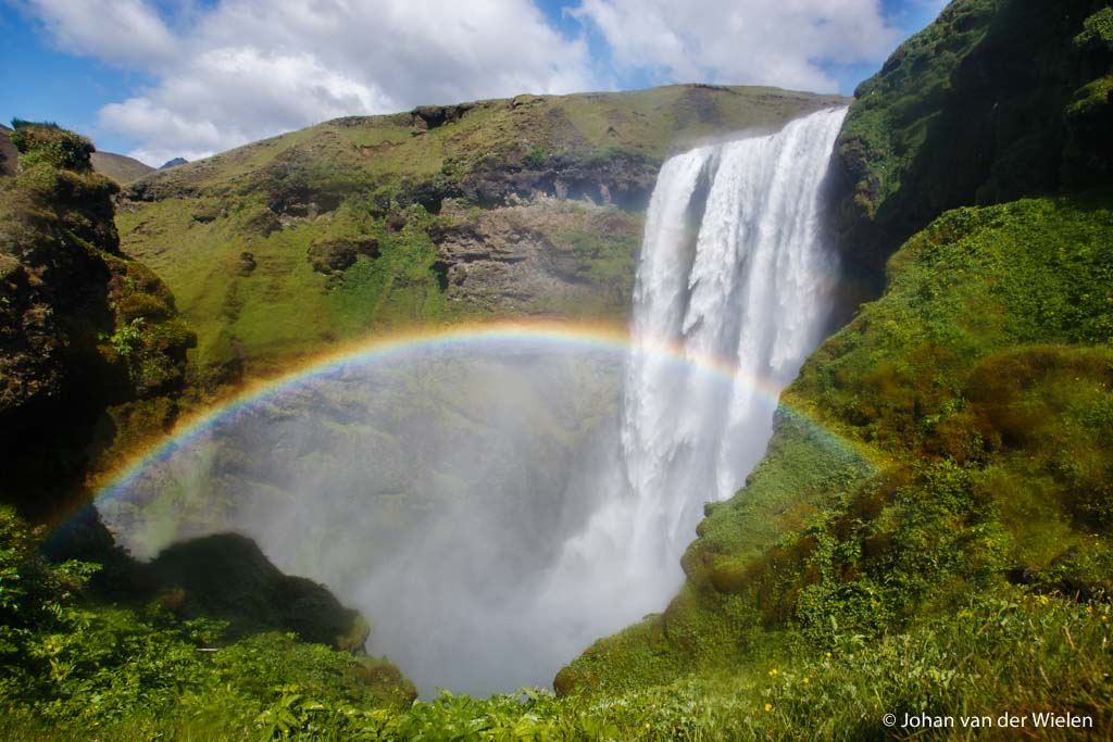 20 juni 2008, bovenaan de Skógafoss met, dankzij de perfect zonnestand en windrichting een - geluk! - regenboog