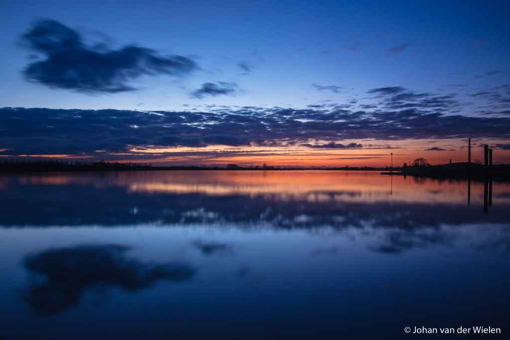 27 feb. 2009, overgang naar het blauwe uurtje. Ik wist wanneer de zon precies over de Rijn onderging èn had de weerberichten goed in de gaten gehouden. En dan natuurlijk - geluk! - die wolk.