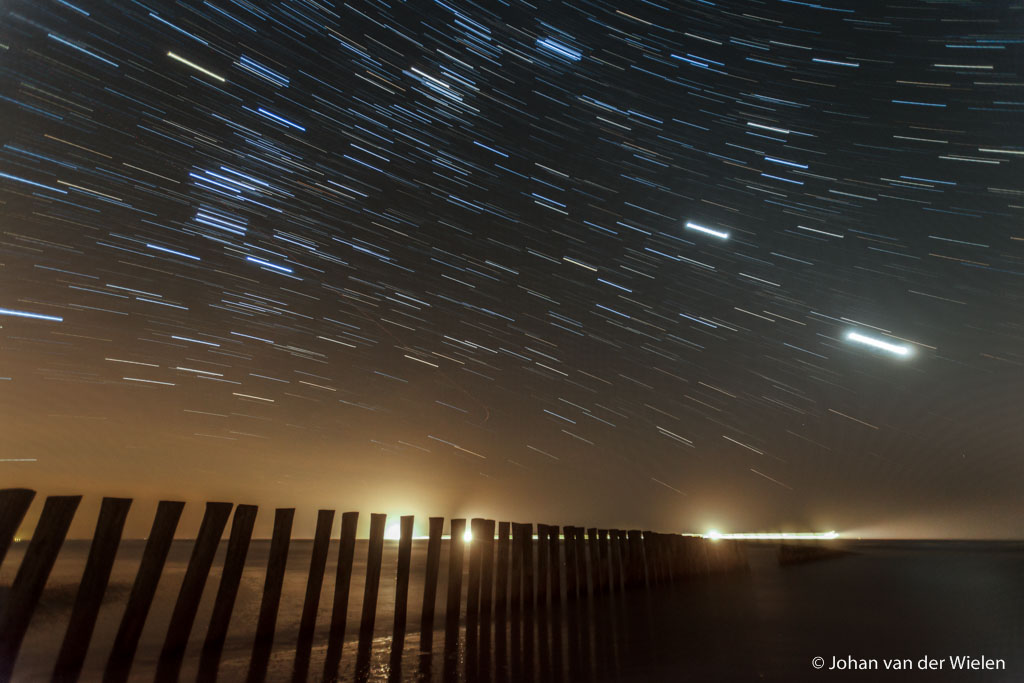 21 feb. 2012, Sterrensporen boven Ameland met Venus en Jupiter en - geluk! - een langsvarende veerboot