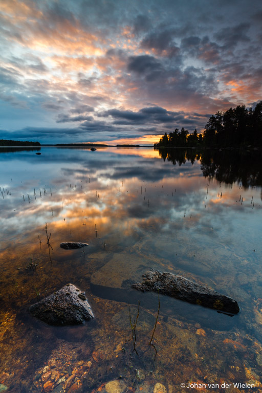 Alles gecombineerd: pola filter om door het water te kunnen kijken in de voorgrond, grijsverloop om de lucht wat indringender te maken en grijsfilter voor water langere sluitertijd (3,5"). Verder 16mm, ISO100 en f/11 op statief