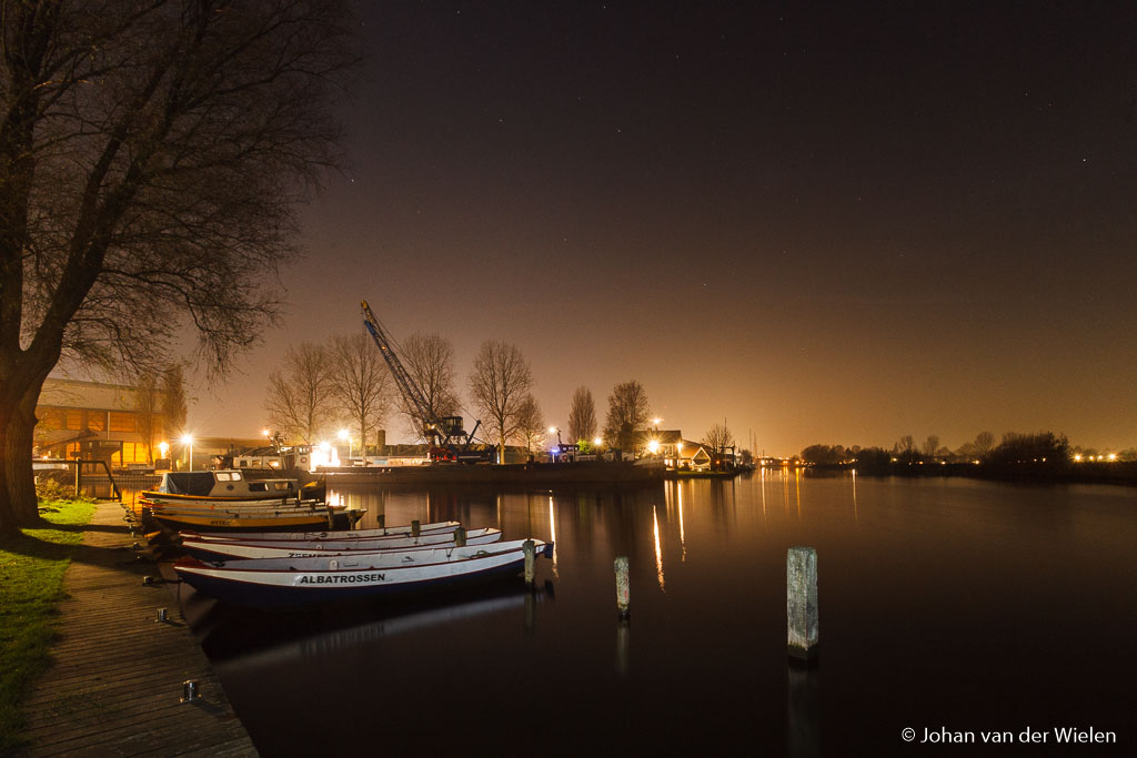 Een kraakheldere nacht, toch zie je een gele gloed van het stadscentrum die alle sterren overstraalt!