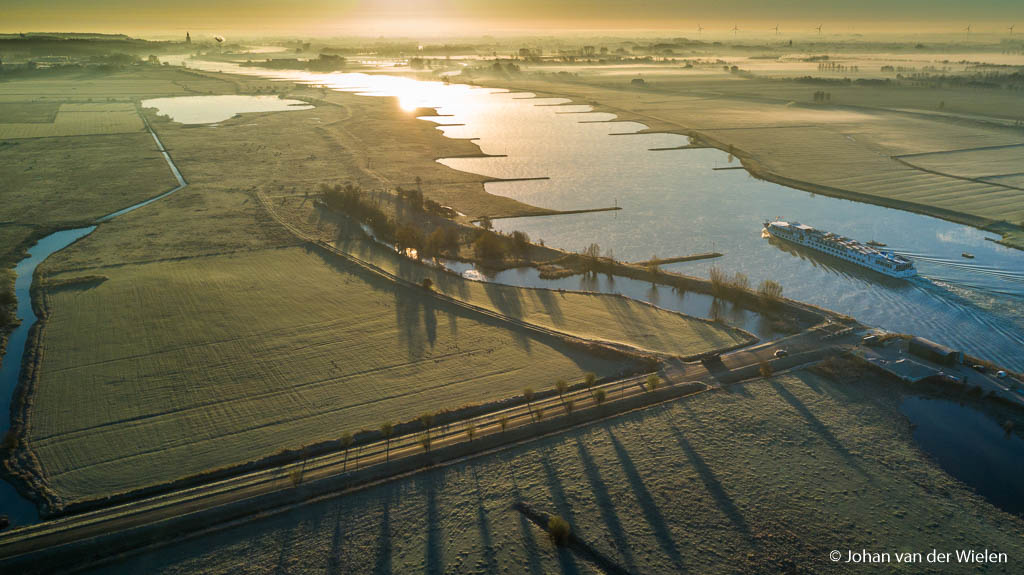 dinsdag 29-11, 9:04: inmiddels de 2e accu. De zon staat nu hoger en kan ik net buiten beeld laten, de lange schaduwen geven nog wel het mooie lage licht weer. De boot is een bedankje