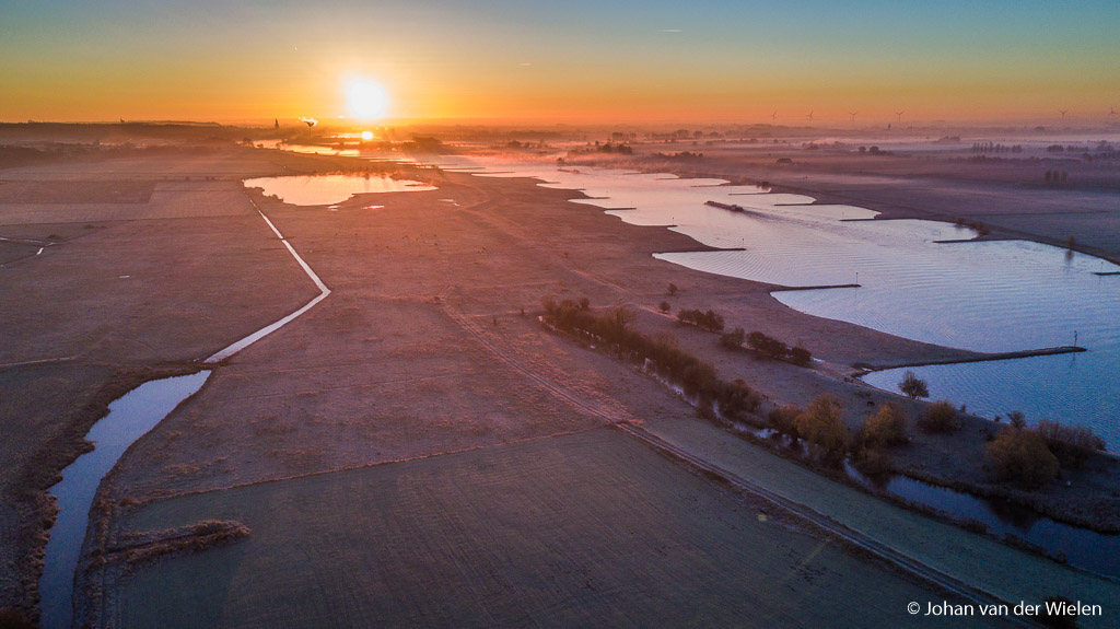 Zonsopkomst aan de rijn, met wat nabewerking is er uit één foto (geen bracketing) toch nog voldoende informatie te halen voor een mooie belichting.