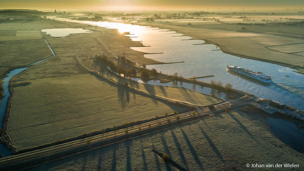 Een boot vaart over de rijn richting de zon, lange schaduwen markeren het lage licht. Exposure blending met de ingebouwde bracketing, geen problemen met de bewegende boot!
