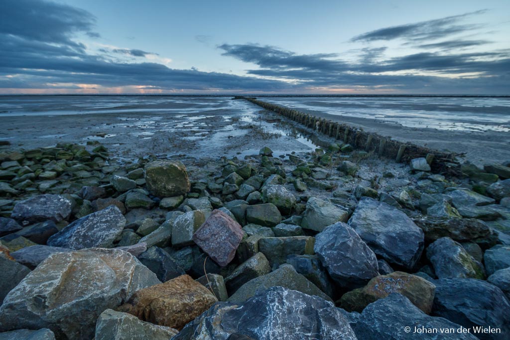 Hier ging het mij om, de nacht in op Ameland. Bediening met handschoenen aan is geen probleem, scherpstelling ook niet en de vignettering valt niet eens echt op. Het schuim wordt lekker groot vergeleken met de achtergrond.