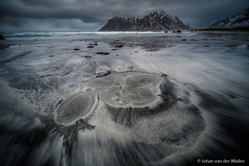 Lofoten / Noorwegen. Door de enorme groothoek kun je details extreem uitlichten. De voorgrond lijkt wel 10x zo groot als de berg wat het geheel extra indrukwekkend maakt.