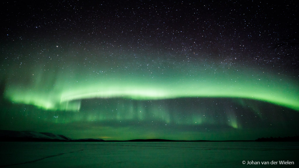 Ongelofelijk, 12mm en nog niet het hele noorderlicht op de foto krijgen. Maar wat een genot om zo’n groot deel van de hemel in beeld te krijgen zonder te hoeven grijpen naar een vervormende fish-eye lens.
