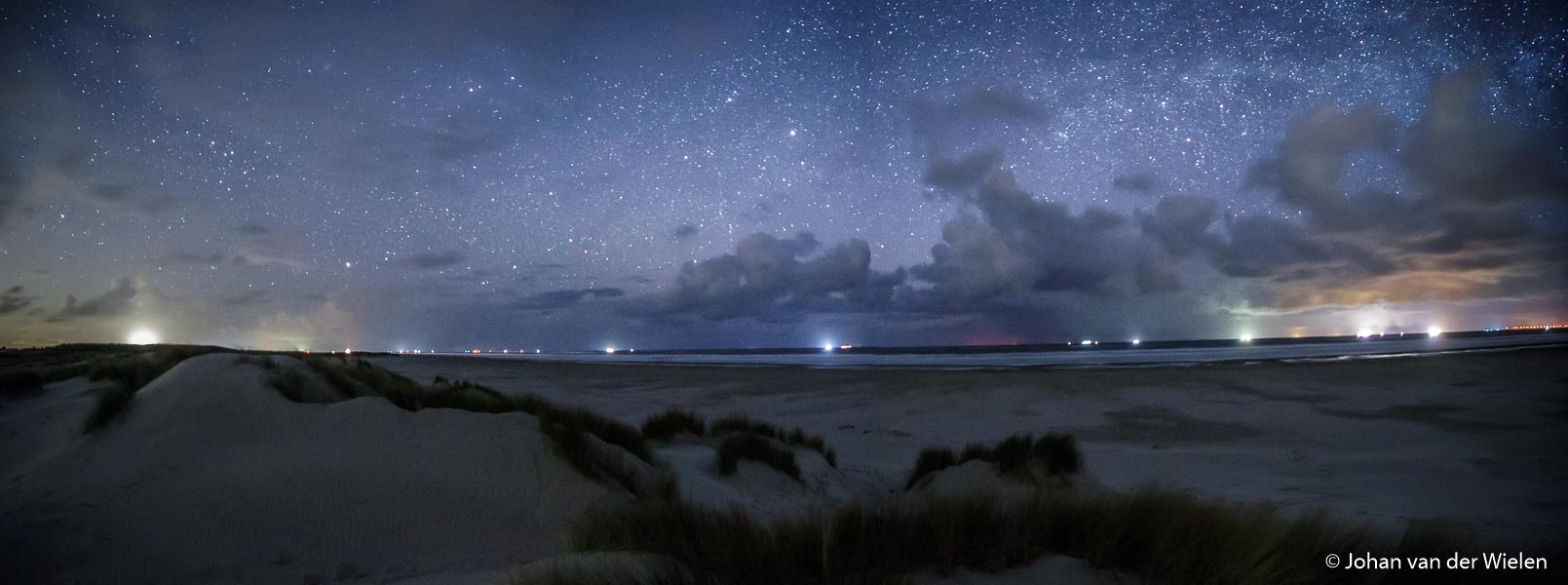 Panorama in de nacht, uitzicht vanaf strand Schiermonnikoog op de snelweg op zee. Best lastig voor de stitch software wegens de enorme vertekening bij groothoek. Toch gelukt. 6 losse beelden van ieder 30sec.