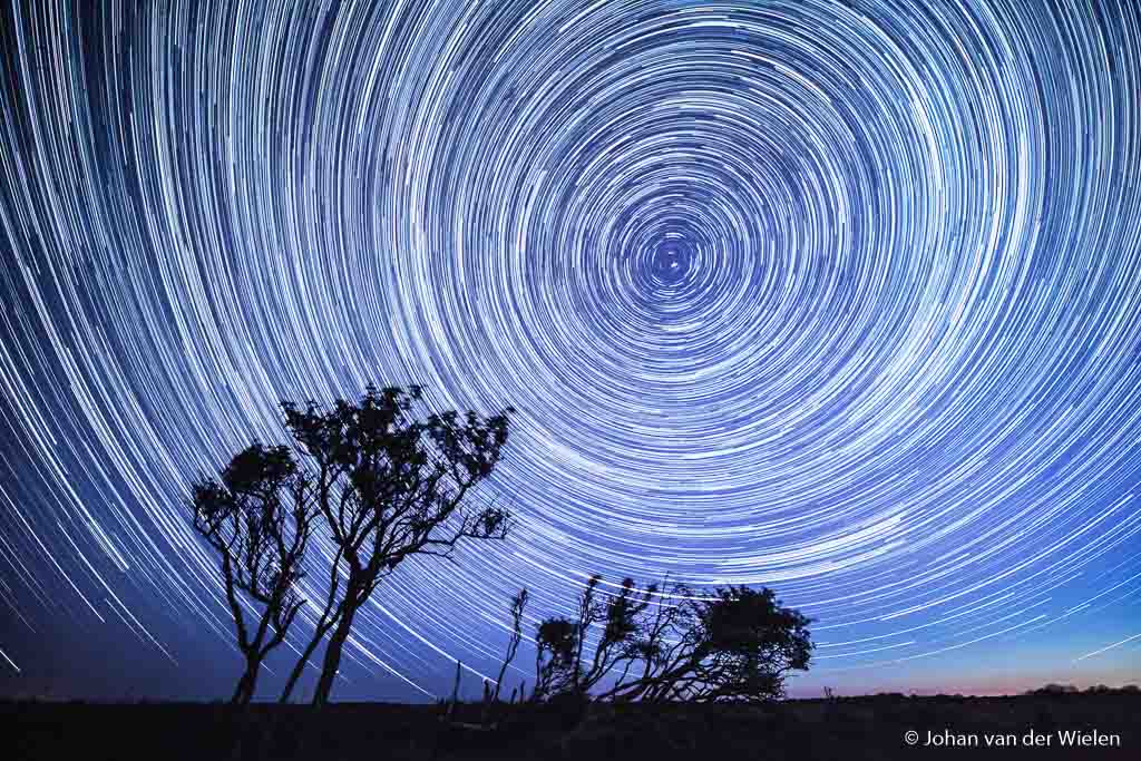 Sterrensporen vanaf de kwelder op Schiermonnikoog. Totale belichting 2 uur (!) op f/2.8 en ISO 6400. Opvallend is hier natuurlijk de niet-ronde cirkels die de sterren trekken. Dat heeft te maken met de perspectivische vertekening die alle groothoeken hebben. Wil je perfecte cirkels zul je een fish-eye lens moeten gebruiken. Ik vind het zelf juist wel mooi, het geeft wat speelsheid aan de foto. Voor mij hoeft niet alles perfect te kloppen