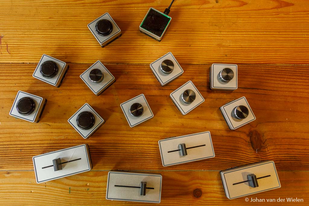 Palette gear is een verzameling aan losse blokjes die met contactpunten en magneten aan elkaar gezet kunnen worden. Hoe? Welke knoppen waar? Dat mag je zelf verzinnen!