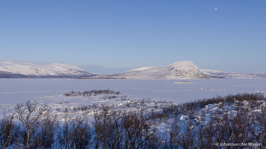 Eén van de eerste shots die ik ermee maakte in het verre noorden van Zweden. De maan boven het winterse landschap.