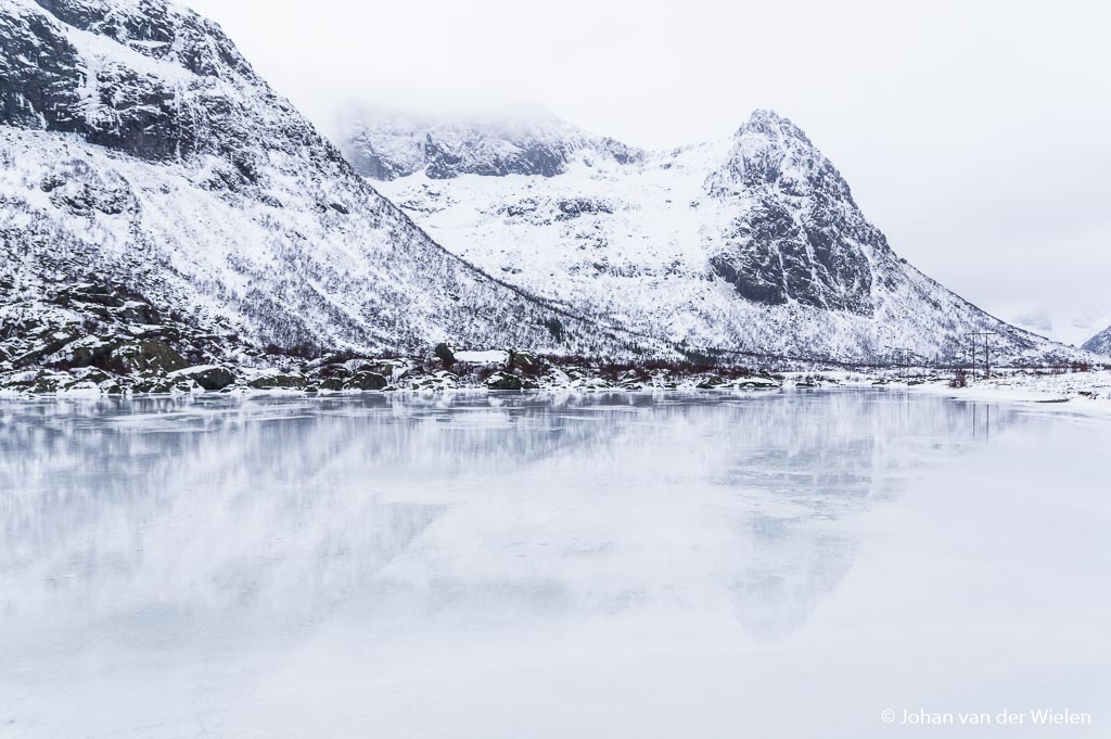 Serene witte wereld, bijna natuurlijk zwart/wit. Belichting gaat met de Pentax heel natuurlijk, hij reageert zoals ik zou verwachten.