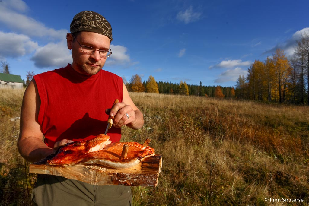 haute cuisine: loimulohi, oftewel verse zalm aan het vuur geroosterd