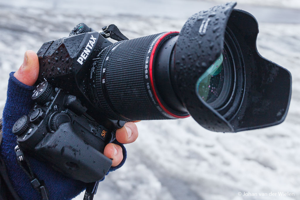 De camera heeft duidelijk verwantschap met de jaren 50 en 60 camera’s. Wellicht dat daar schare fans voor zijn maar voor mij had hij wat ergonomischer mogen zijn.