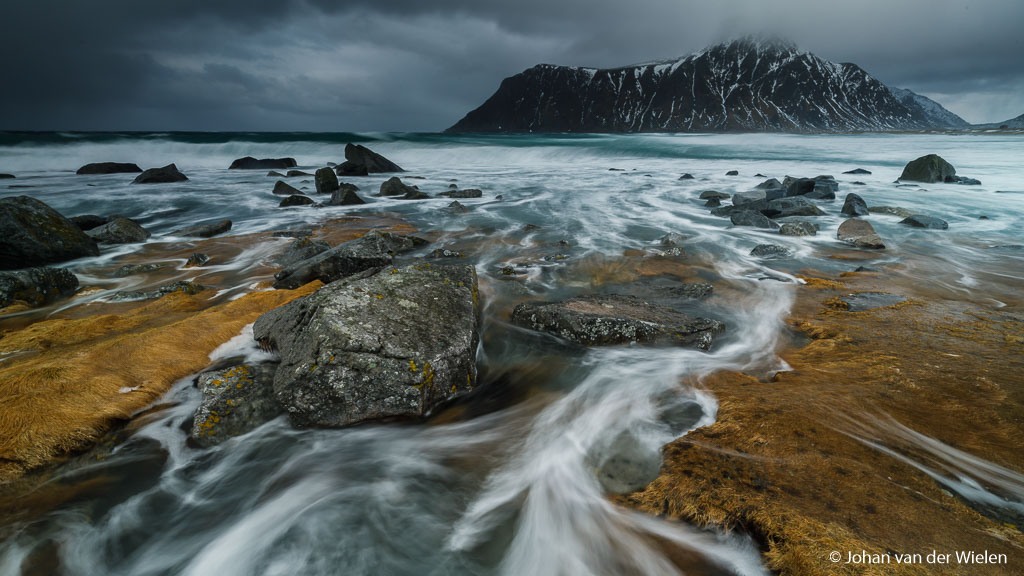 Donker weer mer harde storm, op en top Lofoten