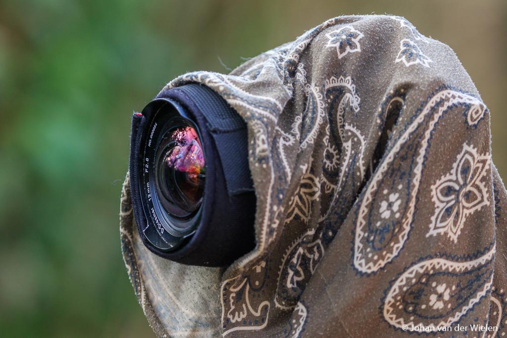 Ik doe ook altijd nog een buff over camera en lens waarmee niet alleen de warmte ook bij de camera blijft, maar je ook geen condens of zelfs rijp op de lens en camera krijgt. Op deze manier heeft mijn camera vele uren in de vrieskou doorgebracht zonder een centje pijn.