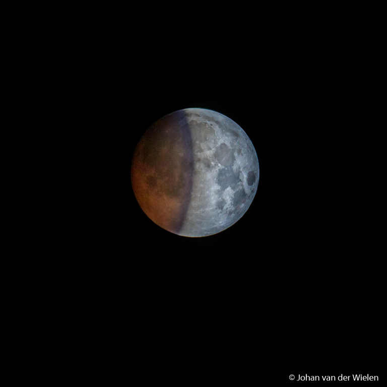 Hoe gaaf is dit, een foto van beide delen van de half verduisterde maan goed belicht. Dynamisch bereik van meer dan 10 stops!