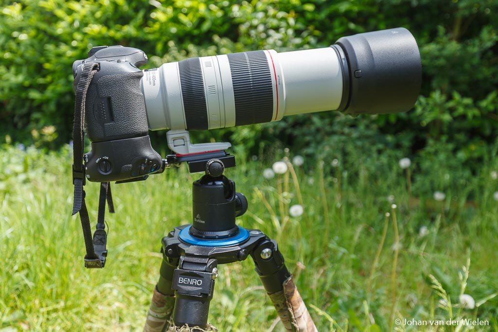 Zware camera met zware lens (zet de lens via de statiefgondel op het statief!) behoeft een sterk statief!