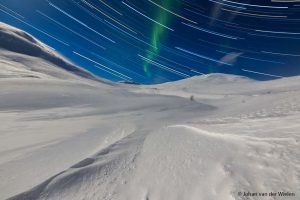 Hier is het allemaal om te doen... één foto met eindresultaat van sterrensporen en een vleugje noorderlicht.