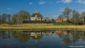 Het museumdorpje Schokland, alsof het nog aan het water ligt maar eigenlijk midden in de polder.